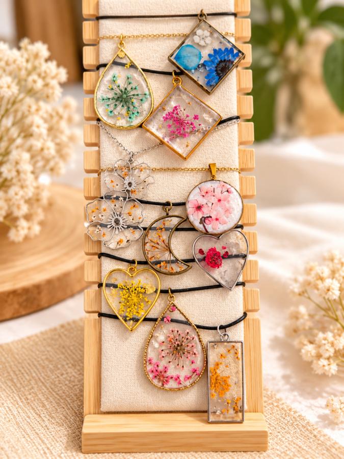 Poésie Végétale – Pendentifs en résine UV et fleurs séchées